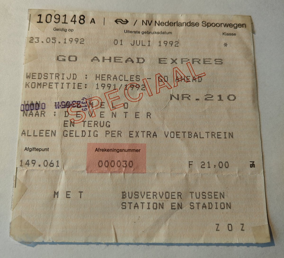Old skool toen je nog met de trein kon reizen.
Heracles tegen Go Ahead Eagles in 1991 per speciale voetbaltrein.
#heracles #goaheadeagles #eagles