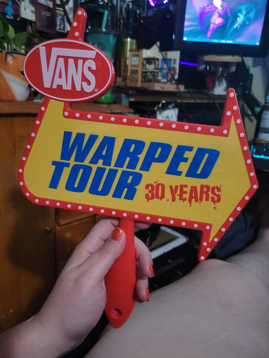 Chellizard's tweet image. Yes. @Floydtoise did get me the @JeffreeStar limited warped mirror.

Thankies for signing even tho you were very tired.

My first @VansWarpedTour was a success. 🫶