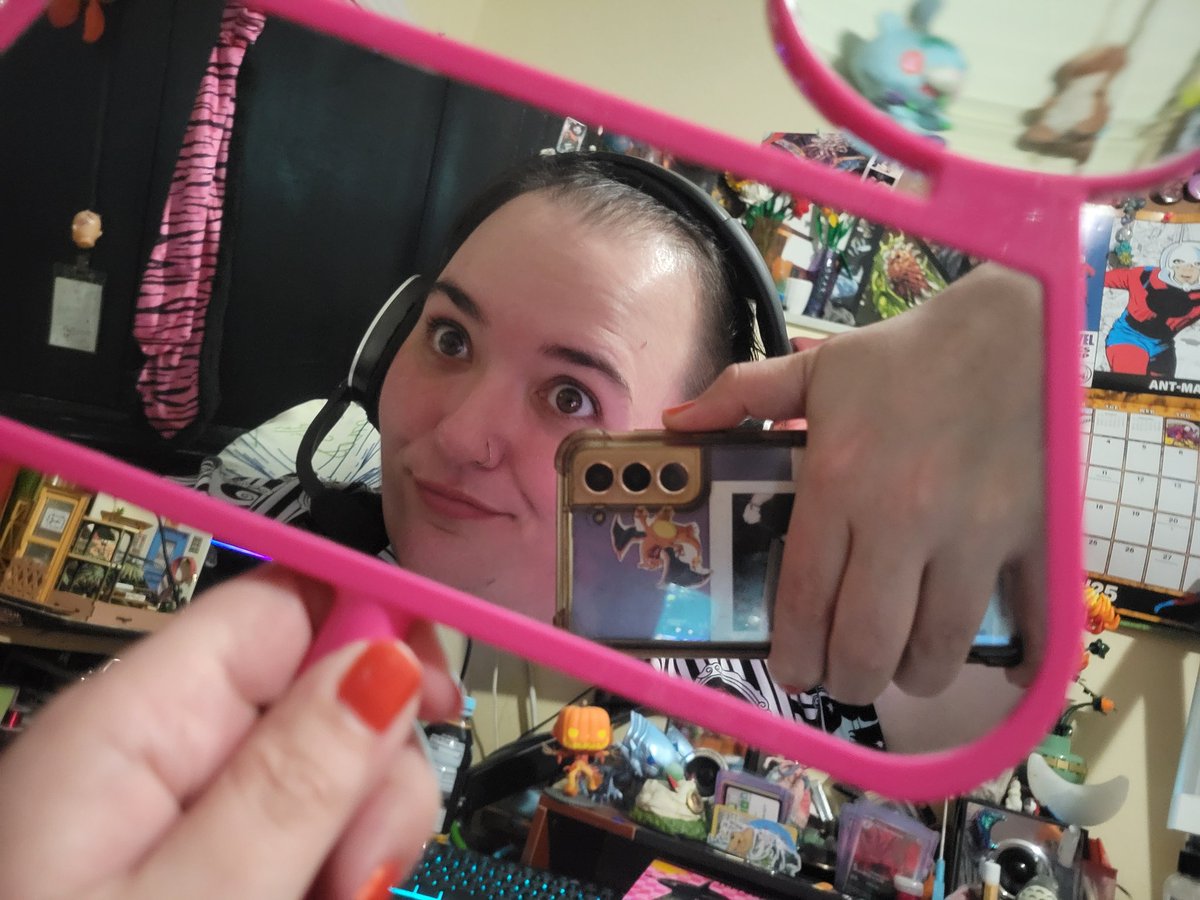 Chellizard's tweet image. Yes. @Floydtoise did get me the @JeffreeStar limited warped mirror.

Thankies for signing even tho you were very tired.

My first @VansWarpedTour was a success. 🫶