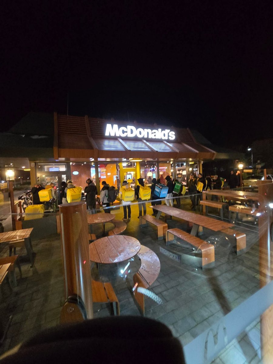 Techuuu1's tweet image. Kurierzy muszą kilka godzin czekać na zimnie w kolejce na wasze zamówienia!!!

Warty jest tego burger drwala czy nie warty?