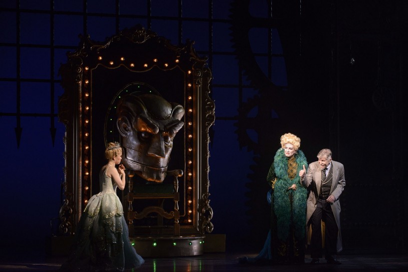Mágico de Oz: Miguel Falabella (convidado especial)
Elphaba Thropp: Myra Ruiz
Glinda Upland: Fabi Bang
Madame Morrible: Adriana Quadros

Wicked, São Paulo, 2016.
📸 Marcos Mesquita