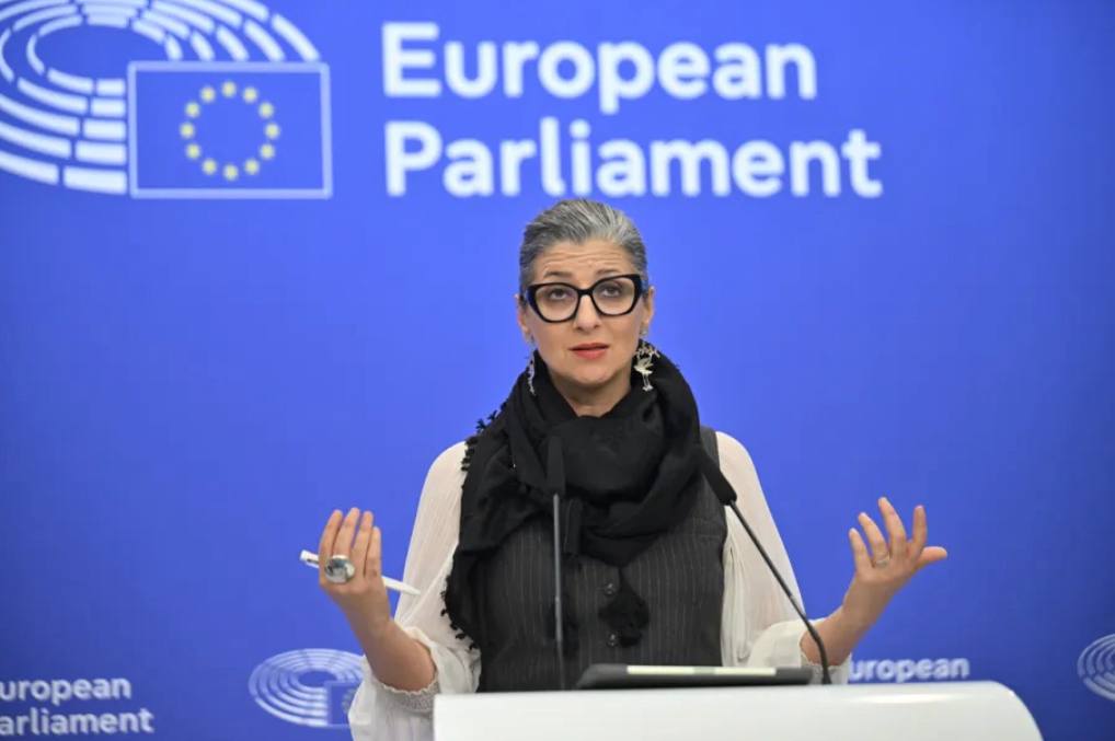 HamasAtrocities's tweet image. Francesca Albanese about the 153 Palestinian refugees that flew to South Africa:
&quot;the so-called “voluntary migration” reflects coercion rather than choice, aligning with Israel’s broader policy of ethnic cleansing&quot;

The Gazans that actually travelled: