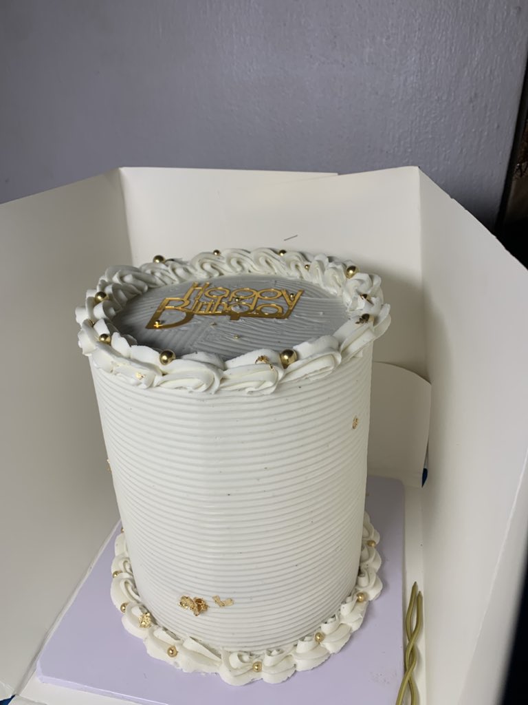 honeymixcakes's tweet image. Today’s masterpiece: white with a touch of gold ✨
Delivered to the Special Fraud Unit, Ikoyi Lagos.

Your trust in my work is deeply appreciated 🤭
Size: 7 inches,4 layers
2 flavors
Price: ₦45,000