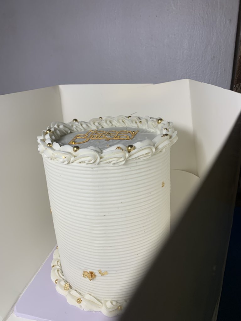 honeymixcakes's tweet image. Today’s masterpiece: white with a touch of gold ✨
Delivered to the Special Fraud Unit, Ikoyi Lagos.

Your trust in my work is deeply appreciated 🤭
Size: 7 inches,4 layers
2 flavors
Price: ₦45,000