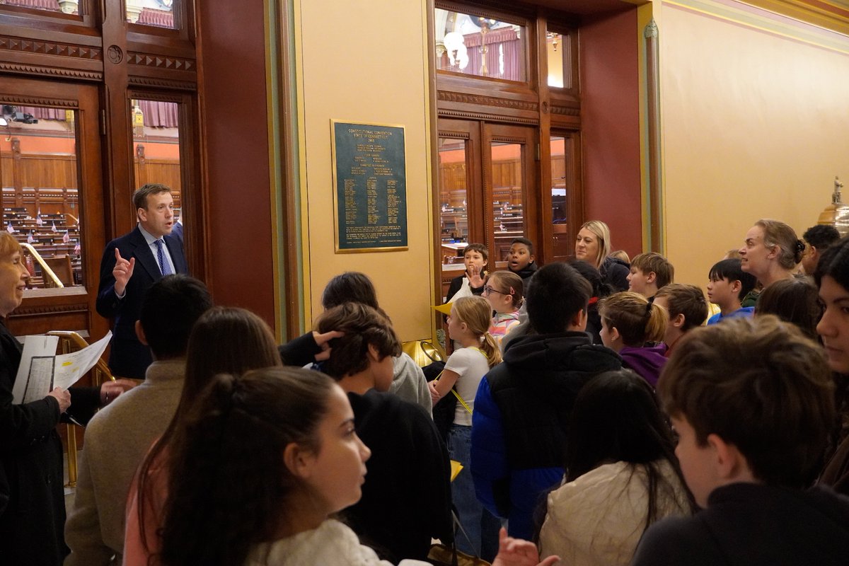 MattLesser's tweet image. Thank you to students from Newington&apos;s Martin Kellogg Middle School for joining me in the State Senate! Students asked me some important, tough questions - including about national cuts to health insurance and homelessness - showing they are engaged in the big issues of our day.