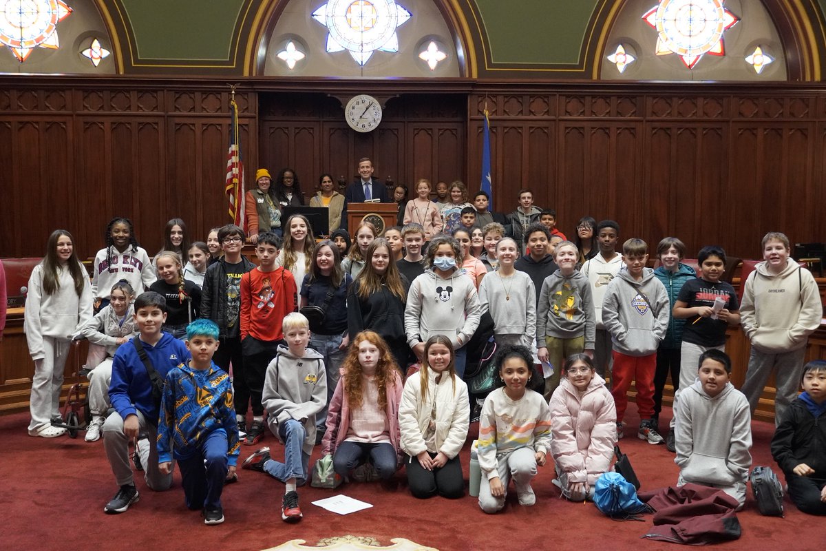 MattLesser's tweet image. Thank you to students from Newington&apos;s Martin Kellogg Middle School for joining me in the State Senate! Students asked me some important, tough questions - including about national cuts to health insurance and homelessness - showing they are engaged in the big issues of our day.