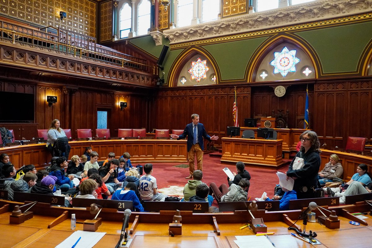 MattLesser's tweet image. Thank you to students from Newington&apos;s Martin Kellogg Middle School for joining me in the State Senate! Students asked me some important, tough questions - including about national cuts to health insurance and homelessness - showing they are engaged in the big issues of our day.