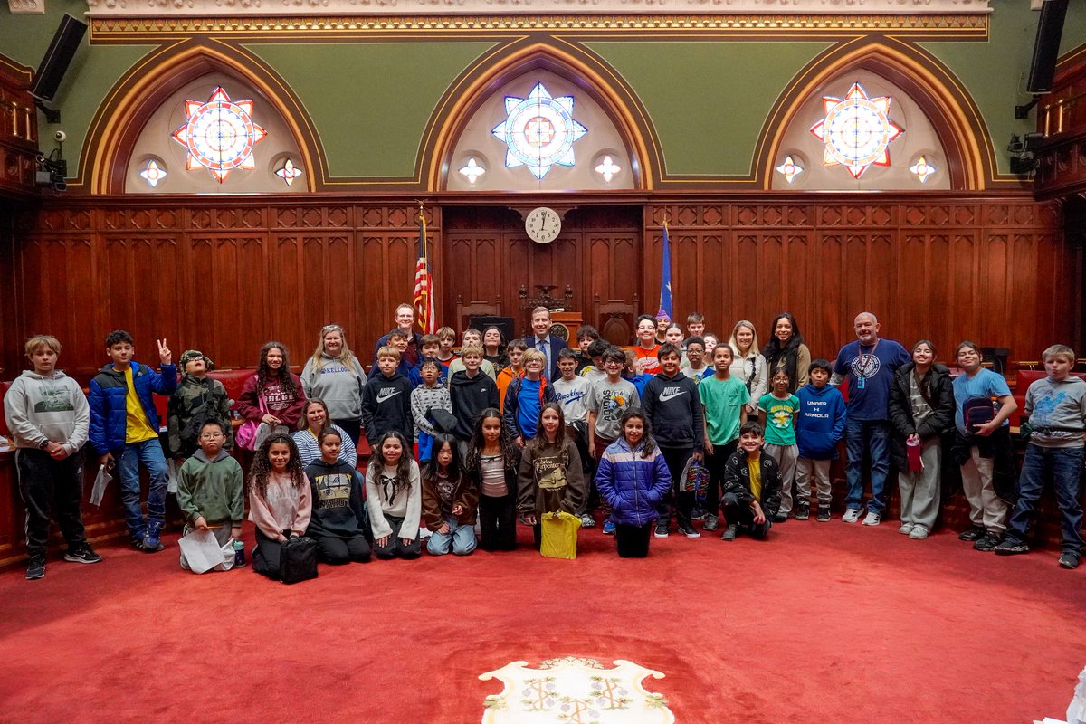 MattLesser's tweet image. Thank you to students from Newington&apos;s Martin Kellogg Middle School for joining me in the State Senate! Students asked me some important, tough questions - including about national cuts to health insurance and homelessness - showing they are engaged in the big issues of our day.