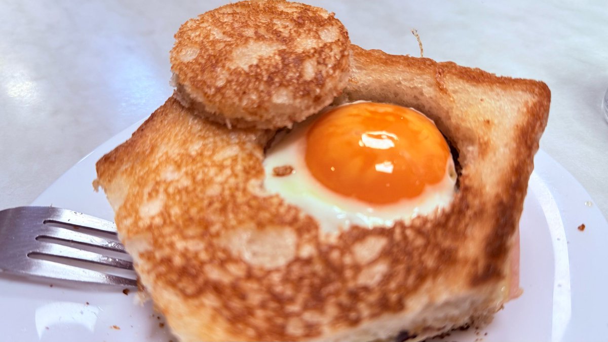 Sandwich mixto con huevo en una gasolinera de autovía. El glamour del emprendimiento. ￼