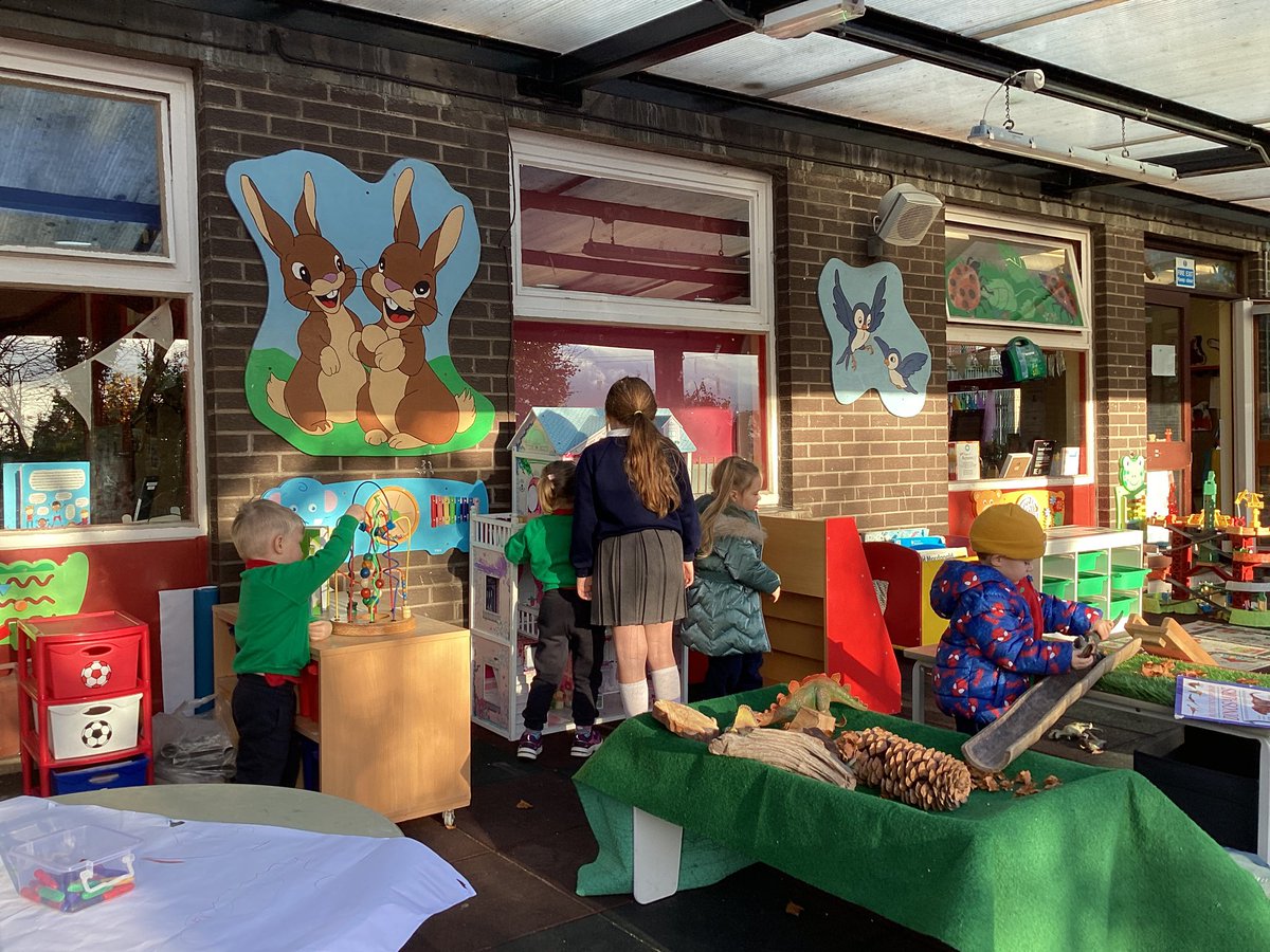 HolyChildPSBel's tweet image. P7A love to help at Holy Child Nursery (on the hill). ♥️ 

#SharingCaringLearning #nurserypartnership #communityspirit @Education_NI @Ed_Authority