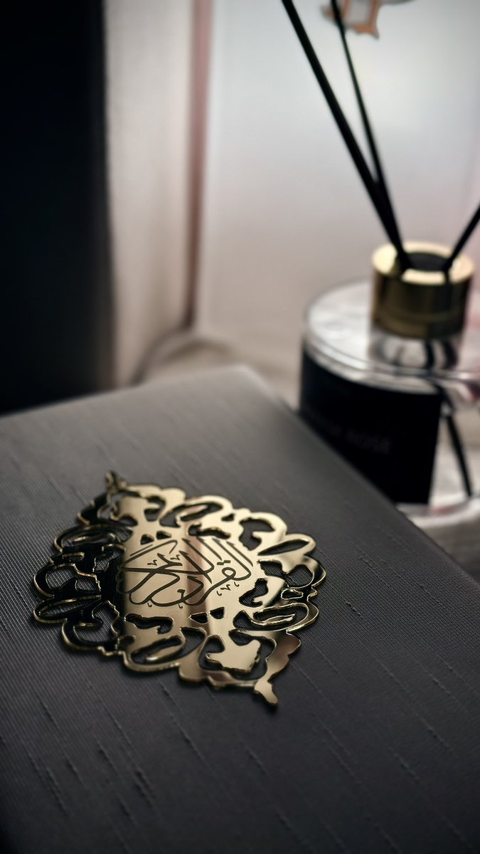 كررها دائماً ..

”أعوذ بالله من عينٍ تصيب القلب فتُحزنه، 
والرزق فتُنقصه، والبال فتتعبه، والنجاح فتُفشله ”

اللــهم انــي إستــودعتك نفســي
وفڪري وراحــتي وعـافيتي وقلــبي
.
.
.
♥️✨🕊️