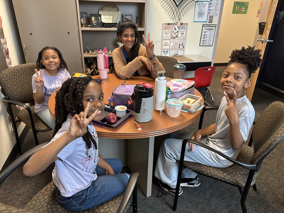 SoniaMatthew2's tweet image. We have to make time for them when they have down time. These are simple ways to connect and spread some peace and love. It’s the little things that mean the most. ❤️ #ProudAssistantPrincipal