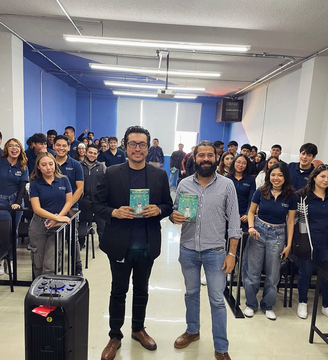 En la presentación del libro _Totopometzin. La sacerdotisa de Tláloc_ de Edgar GS Covián en Universidad Tres Culturas. 
￼👏🏻
<a href="/capitulosiete7/">Capítulo Siete</a>