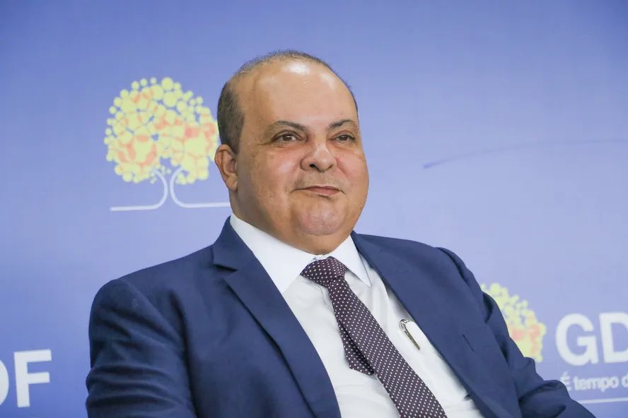 Esse bonachão é o criminoso responsável pelo maior assalto a banco da história do Brasil. Desviou R$ 16 bilhões do BRB para o Master. Não vai ter operação da PM com 120 mortos pra prender Ibaneis?