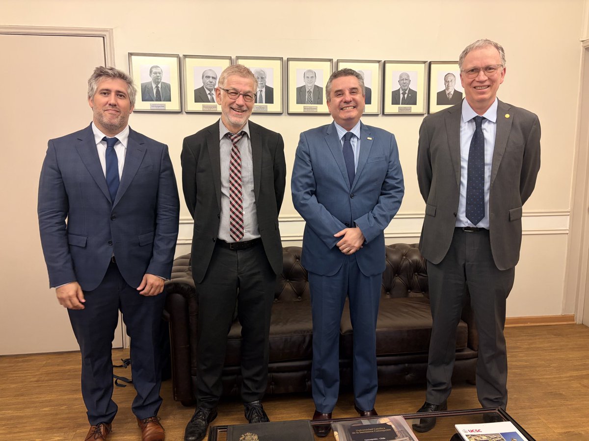 👥 Una visita de trabajo a nuestra Facultad efectuó el Dr. Dr. H.C. Reto Hilty, Director Emeritus del Inst. Max Planck para Innovación y Competencia, y el prof. Juan Correa, del Observatorio SIPLA (Iniciativa Smart IP for Latin America) Buenos Aires de la mencionada institución.