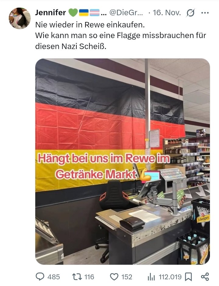 Was hat unsere Deutschlandfahne mit dem Nationalsozialismus zu tun? 

Ganz einfach: Nichts. Die Farben der Nationalsozialisten - oder wie Jennifer sie nennt, die Nationalsozialist:innen - waren Schwarz, Weiß und Rot. Die Farben Schwarz-Rot-Gold wurden erst nach der