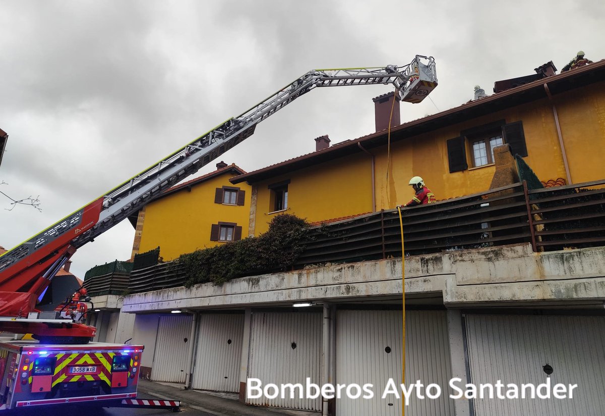 INCENDIO
Está tarde desplazamos autotanque 🚒(6bomberos), por solicitud de <a href="/112Cantabria/">112 Cantabria</a>,a #Ajo en apoyo a #Bomberos de <a href="/cantabriaes/">Gobierno Cantabria</a> de #Laredo.
En destino,tejados de 2 casas adosadas con incendio desarrollado. Coordinamos para su total extinción,ventilación y revisión posterior.