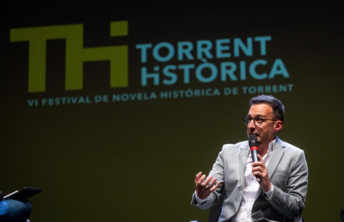👏¡Alejandro Amenábar recibe el Premio Cónsul Honorario de Torrent Històrica! Es todo un privilegio haber podido disfrutar de una conversación en la que ha hecho repaso de su trayectoria, la evolución del cine y de él mismo como cineasta.