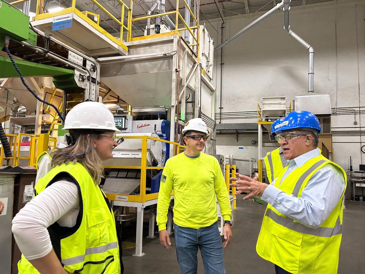 RepCarbajal's tweet image. At a visit to the Bayer facility in Oxnard, I got to see firsthand how vegetable seeds are processed, packaged, and shipped across the country and around the world. California&apos;s agricultural industry plays a critical role in the global economy, and we need trade policies that…