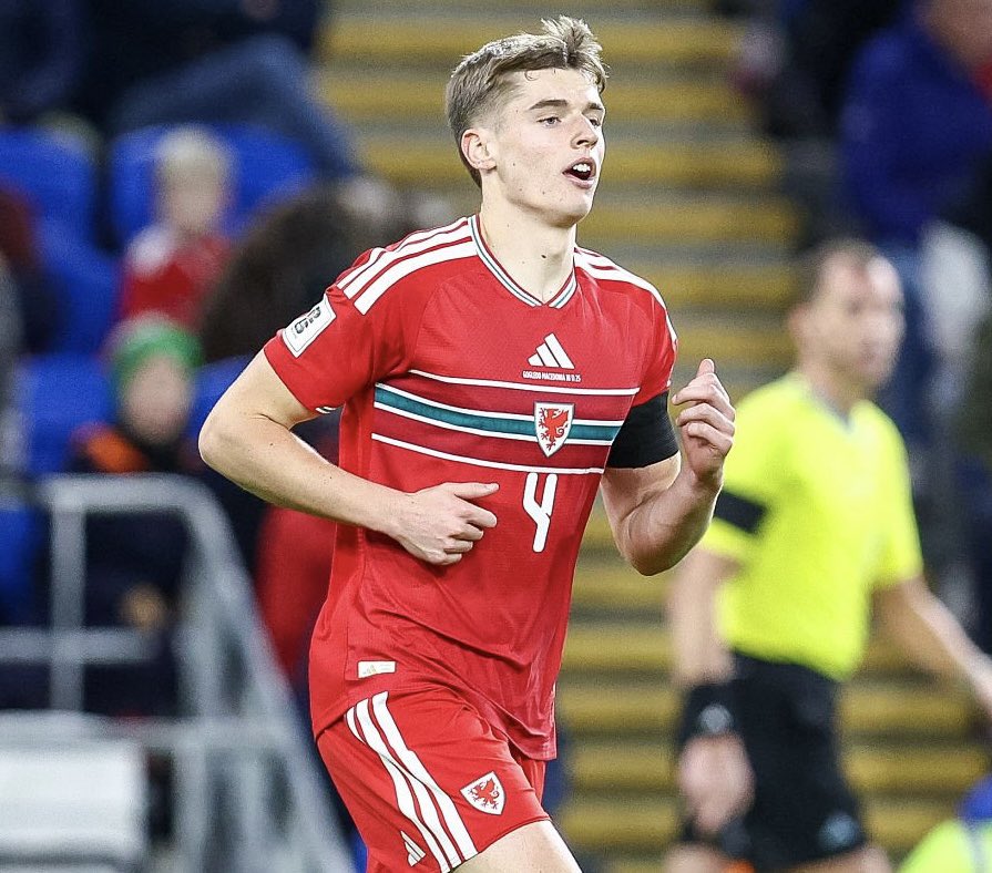 BenBocsak's tweet image. 🏴󠁧󠁢󠁷󠁬󠁳󠁿 Dylan Lawlor is going to be a Premier League player in the future. 

A proper modern day centre-back. He’s so composed and intelligent on the ball. 

His ability to play through the lines is undoubtedly his strongest asset right now. 

He can hit it high and long to make cross…