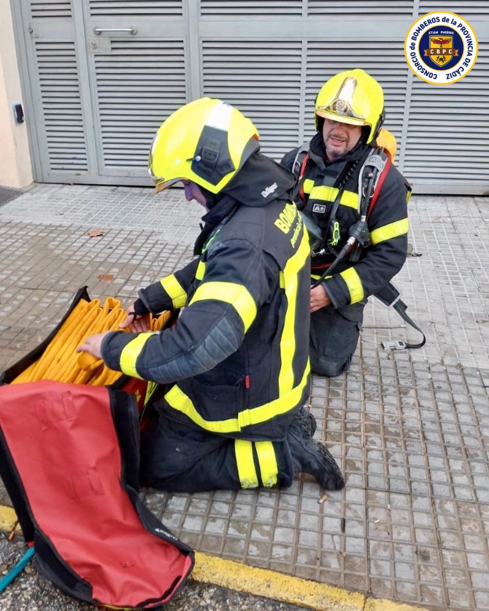 🗓️19/11/25⏰16.30h

Salida de los parques #ElPuerto y #Jerez por incendio en vivienda de C/San Juan, El Puerto
Accedemos por la azotea y evacuamos a 2 personas mayores, sin daños
El fuego se origina en la campana, afectando a mobiliario y resto de la casa por humo

🚒4
🧑🏼‍🚒7

#CBPC