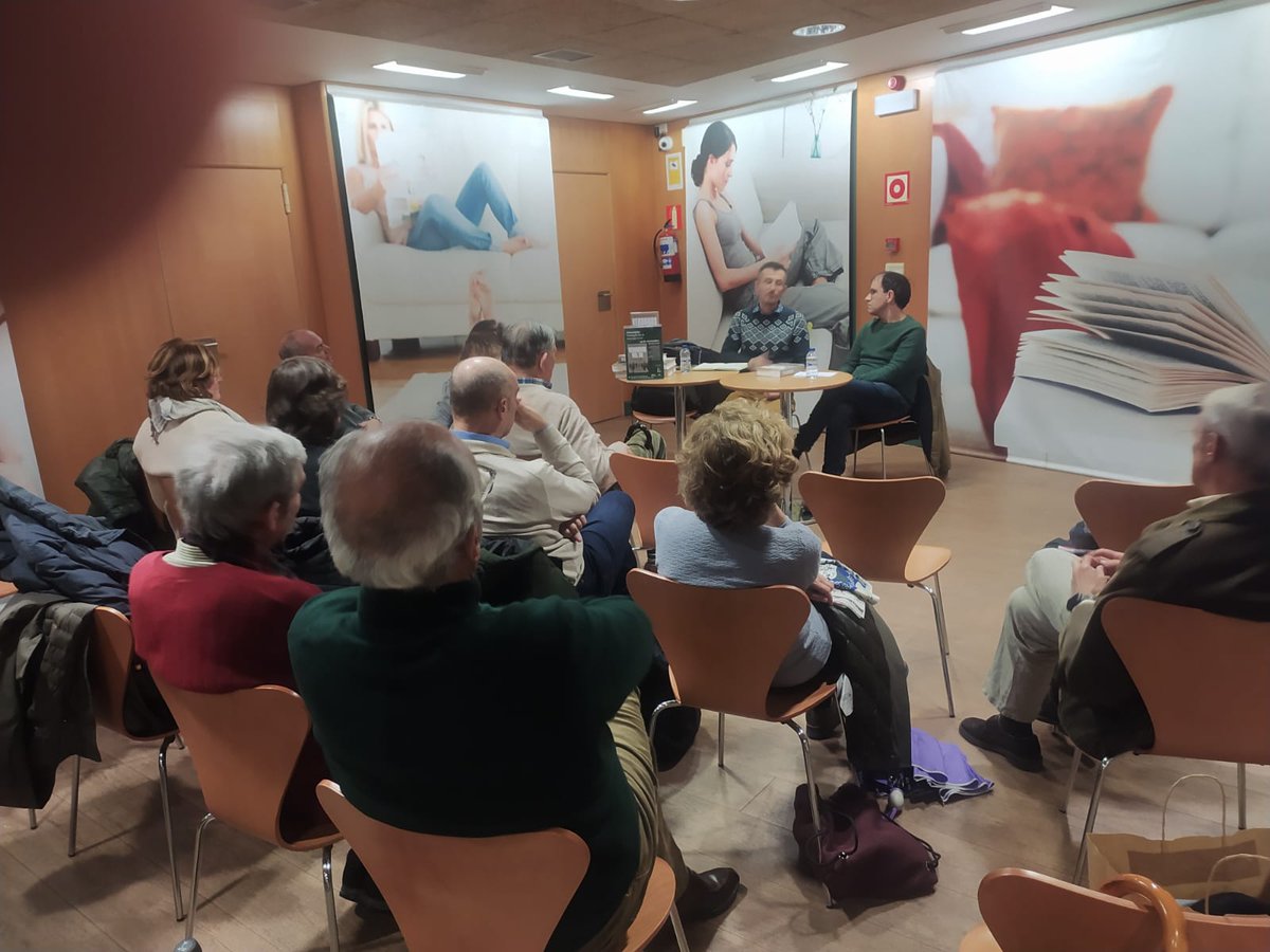 Magnífica presentación de "Verdugos del 36", el último libro de <a href="/david_alore/">David Alegre Lorenz</a>, acompañado de nuestro colega Javier Gómez en La casa del libro de Vitoria.