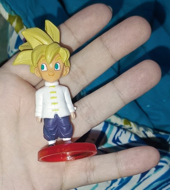 mariomojc's tweet image. Estaba en una tienda y vi que estaban vendiendo muy baratas las figuritas para liberar espacio para la mercancía de navidad y me compré esta de Gohan.