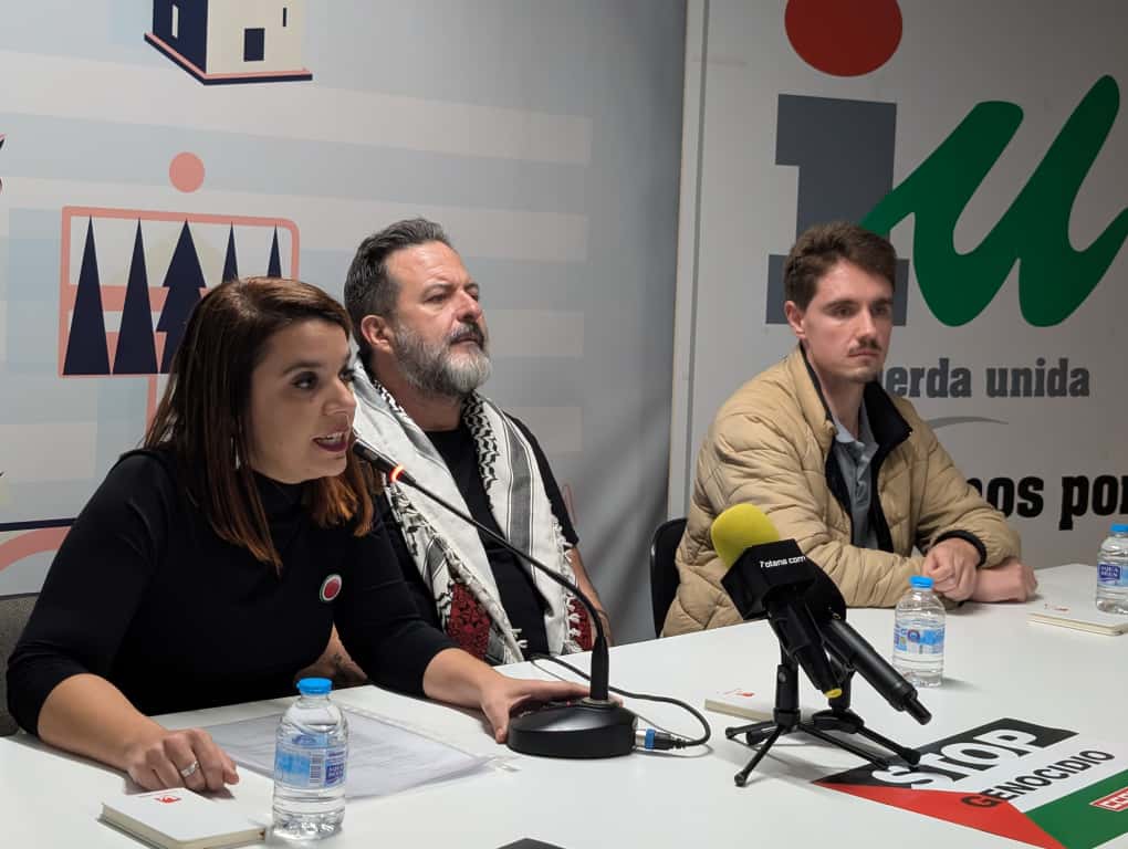 💬 “No hay normalización posible con una entidad que mantiene un proyecto colonial, de limpieza étnica y apartheid”.

🔻 <a href="/ManuPineda/">Manu Pineda🔻</a> interviene en #Totana junto a <a href="/PedroJoSan95/">Pedro J Sánchez🇵🇸 🔻</a>, portavoz municipal de Ganar Totana-IU, y María Cayuela, del Centro Cultural y Obrero.