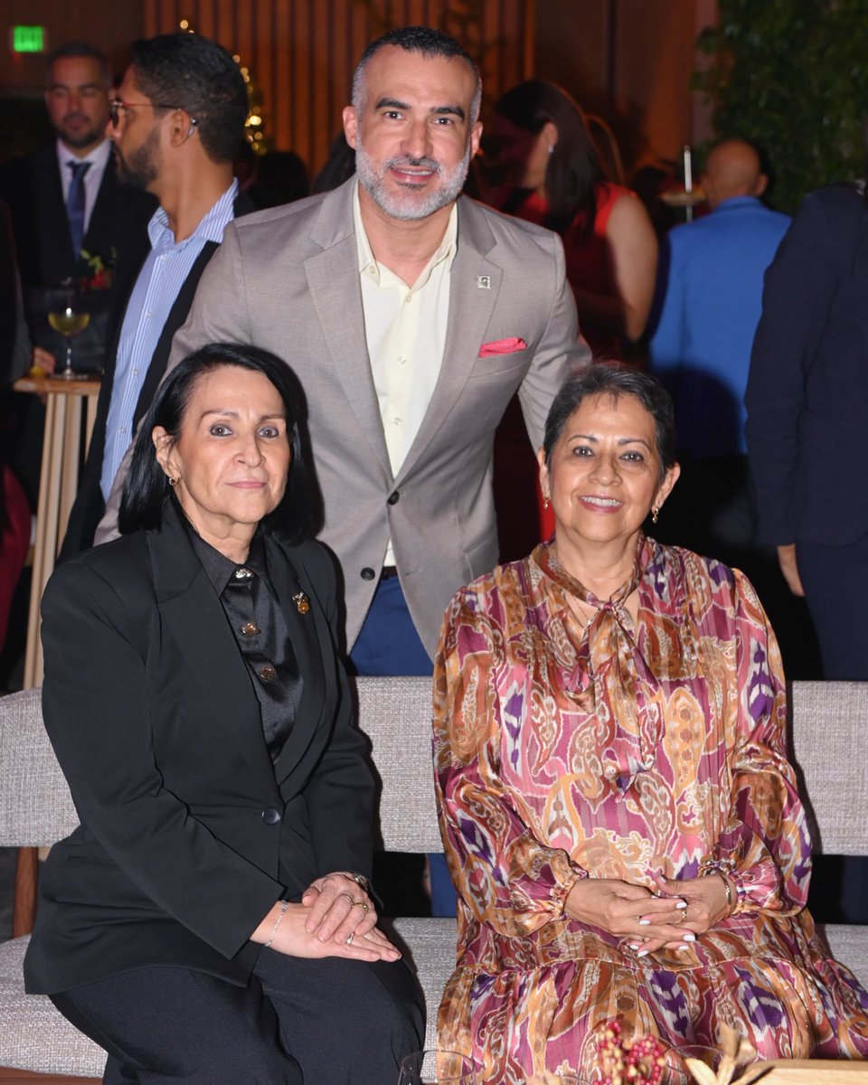 Desde el #VoluntariadoBR nos unimos este 18 de noviembre al Cóctel Navideño para Clientes de @banreservasrd, celebrando el inicio de la época más linda del año. ✨🎄

Una noche especial, en la que nuestra #PresidentaVoluntariadoBR, la Dra. Carmen Alicia Quijano de Aguilera,