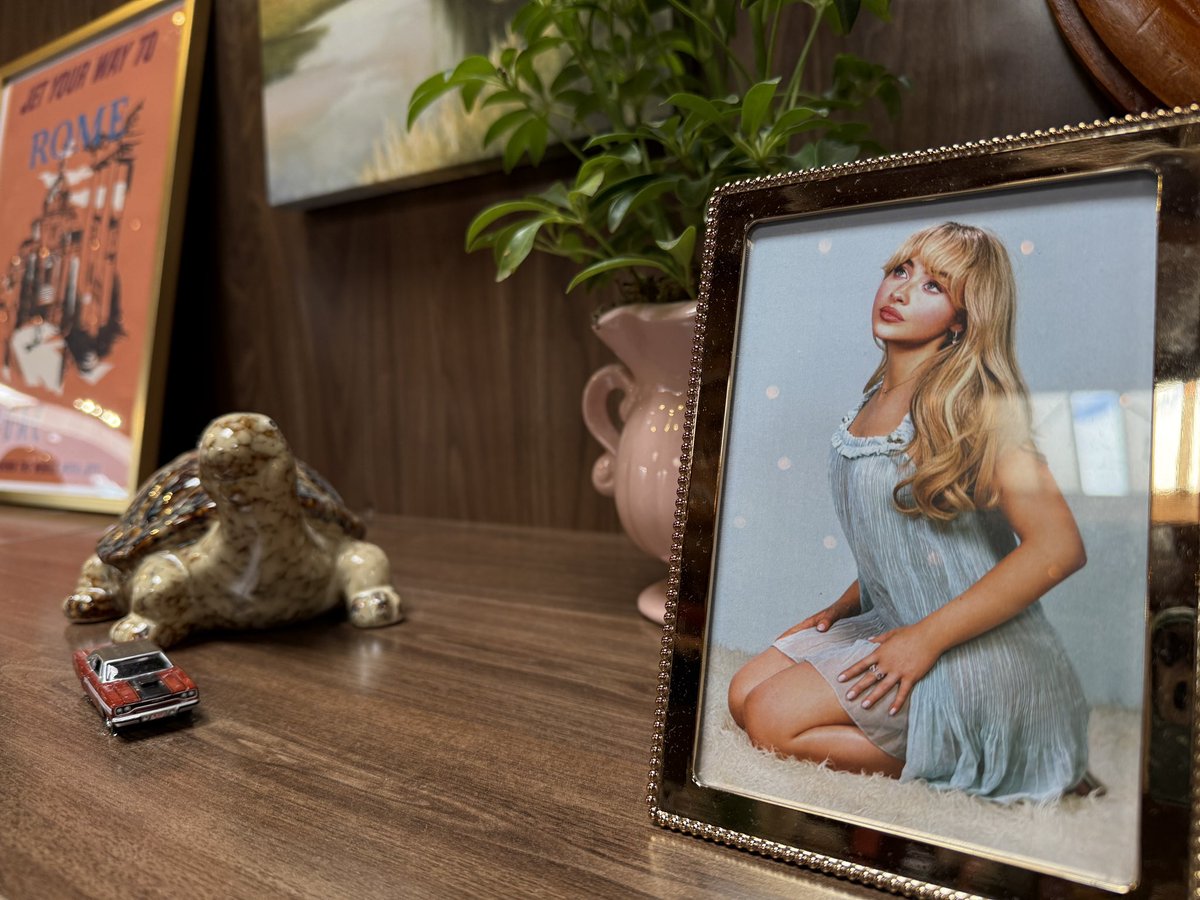 Luke94's tweet image. Loved Sabrina’s Second Hand pop-up and loved even more that we didn’t have to wait to get in! @SabrinaAnnLynn #sabrinacarptener