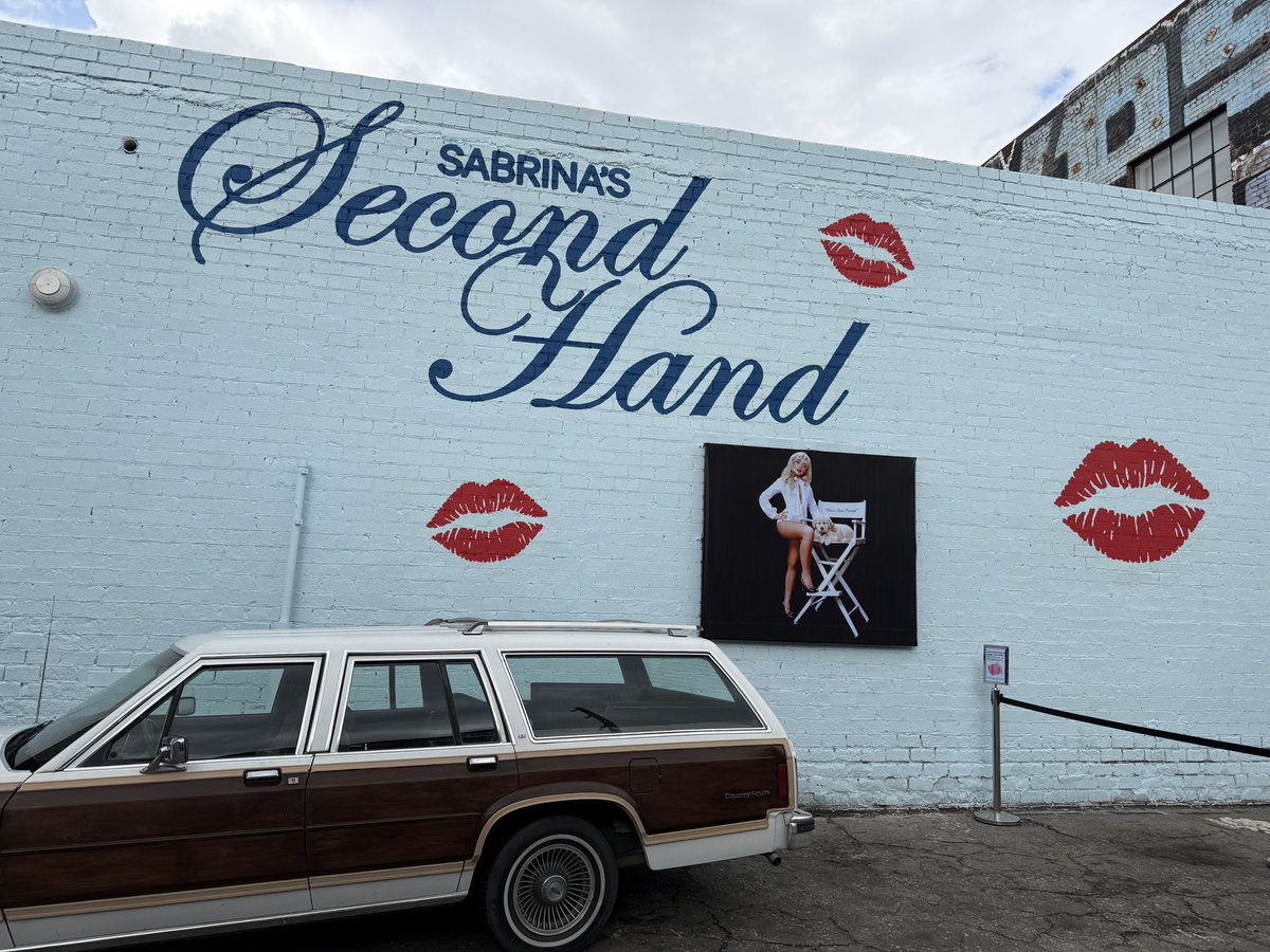 Luke94's tweet image. Loved Sabrina’s Second Hand pop-up and loved even more that we didn’t have to wait to get in! @SabrinaAnnLynn #sabrinacarptener