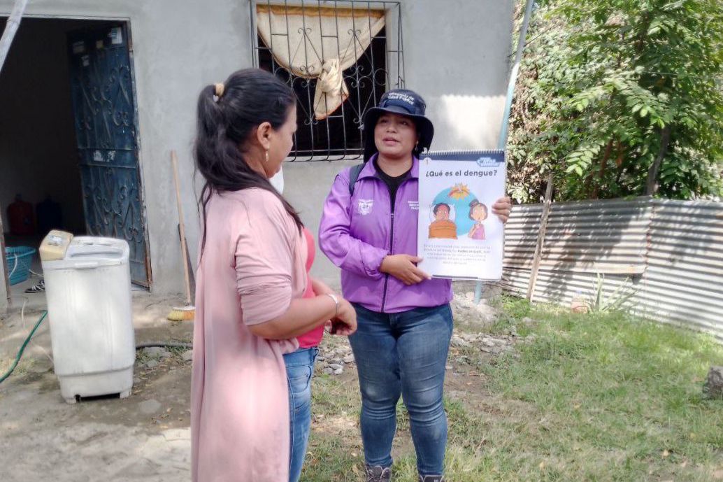 Salud_CZ8's tweet image. Personal de #ControlVectorial del #Distrito09D08, socializa medidas de prevención del Dengue🦟, Zika y Chikungunya en sectores de #VíaALaCosta y #SocioVivienda.
Se recomendó lavar y tapar los recipientes que contengan agua limpia además de usar repelente y toldo.

#ElNuevoEcuador