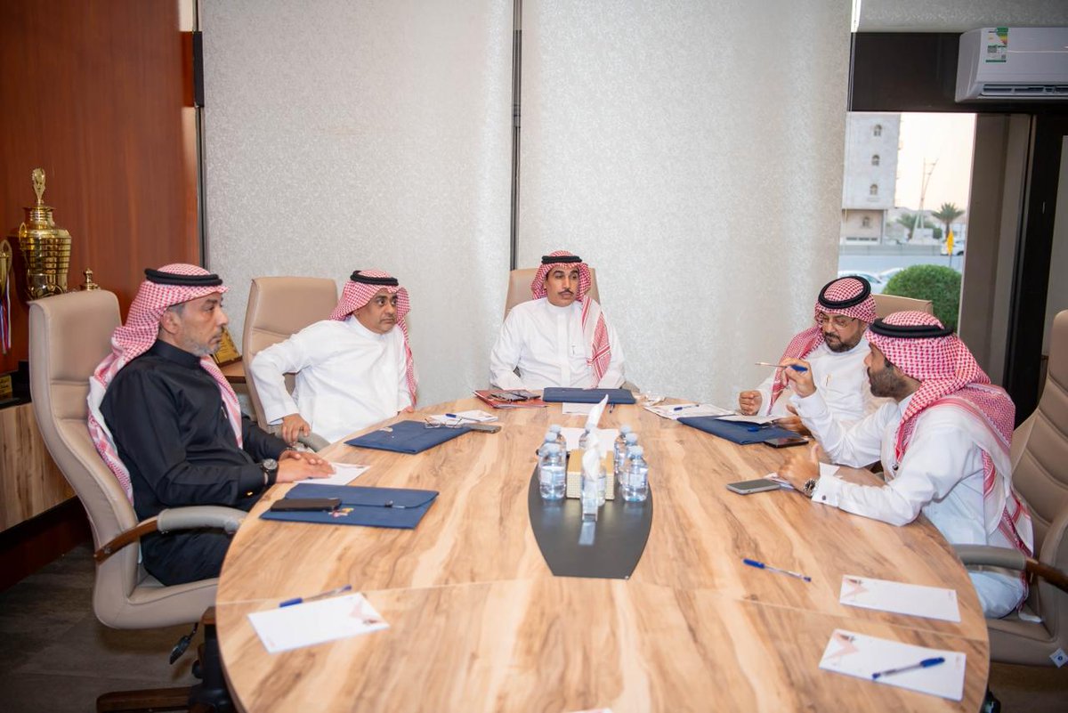 🚨 - عاجل

الاجتماع الأولى بين الرئيس " حاتم خيمي " والاعضاء 📝

المواضيع المهمة في الاجتماع .. 

- استخراج الرخصة الاسيويه✅️

- استخراج الكفاءة المالية ✅️

- أمور النادي ✅️

- الألعاب المختلفة ✅️