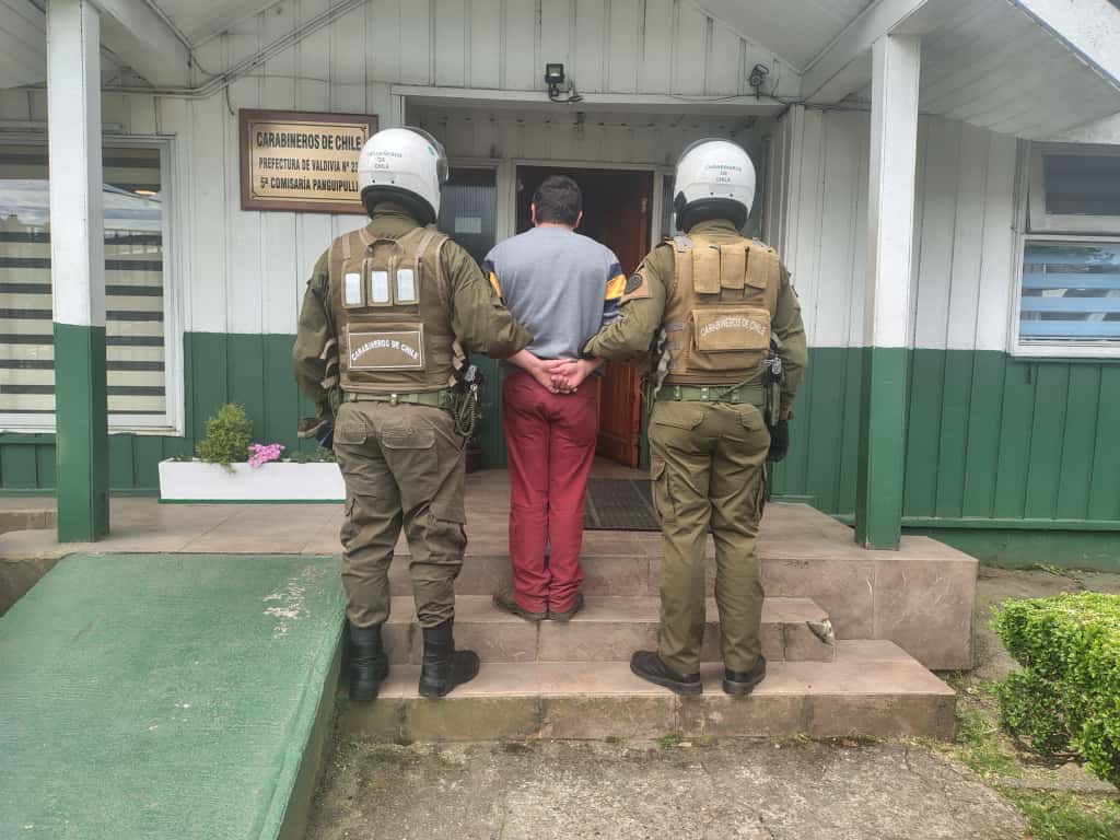 ⚠️Carabineros de la 5ª Comisaría de #Panguipulli detuvo a mujer que mantiendo prohibición de conducir, fue sorprendida en calle O’Higgins de esa comuna guiando un vehículo 🚘. La imputada registra 4 aprehensiones previas por conducir en estado de ebriedad. 
#OrdenyPatria