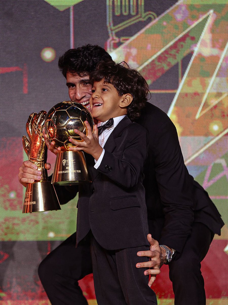 🚨🚨🚨 — صورة اليوم إسحاق بونو مع جائزة أفضل لاعب واعد في أفريقيا لعام 2025 😂😂😂🖤🖤🖤