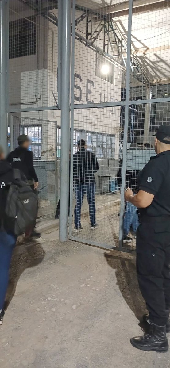 Mientras tanto, GNA desmanteló una banda narco manejada desde cárceles bonaerenses. No es casualidad: es el modelo pro delincuente de Kicillof que permite celulares en la celda.

14 allanamientos en Tigre, 5 detenidos más, droga, armas, dinero y 32 celulares secuestrados.