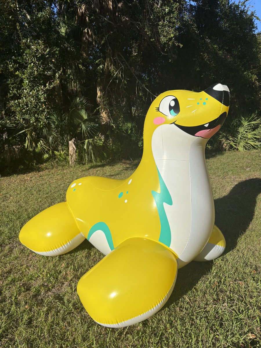 Droglitch's tweet image. Sesealia getting some sun, she’s so big and bright! :3 #pooltoy #inflatable