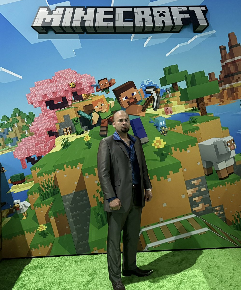 The day has finally come. I've been trying to play Minecraft for months as you guys who been watching me know 💀

LET THE GAMES BEGIN 🛎️🛎️🛎️
Pic from Twitch Con 😜
