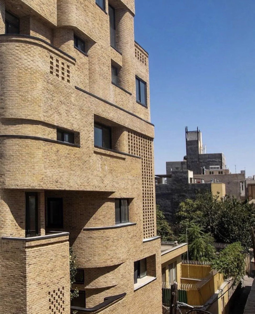 vangeorgh's tweet image. More curved facades made with bricks 🧱 the bricks pattern + the curves make for an interesting visual appearance 🤌🏼