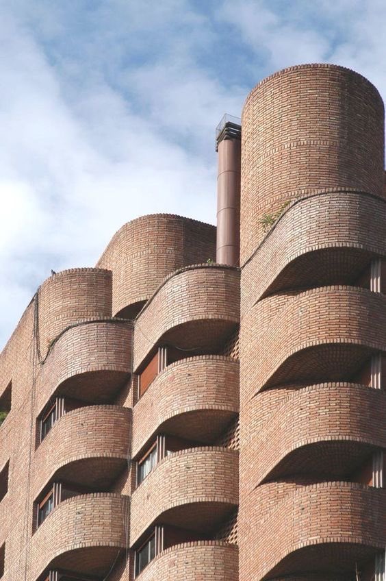 vangeorgh's tweet image. More curved facades made with bricks 🧱 the bricks pattern + the curves make for an interesting visual appearance 🤌🏼