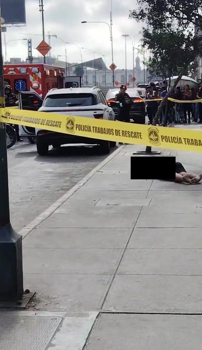 RogerAderly's tweet image. #LOÚLTIMO Un hombre acaba de ser acribillado en la Av. Grau con Abancay.