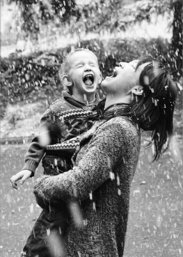 Να ξέραμε, αφεντικό, είπε:
τι λένε οι πέτρες, τα λουλούδια, η βροχή! 
Μπορεί να φωνάζουν, να μας φωνάζουν, κι εμείς να μην ακούμε. 
Να, όπως κι εμείς φωνάζουμε κι αυτά δεν ακούνε. 

_Πότε θ’ ανοίξουν τ’ αυτιά του κόσμου, αφεντικό; 

_Πότε θ’ ανοίξουν τα μάτια μας να δούμε;