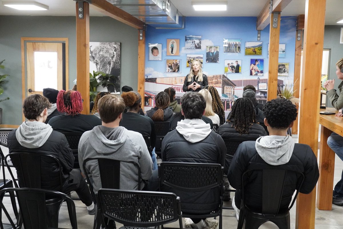 SheltonStateWBB's tweet image. 𝐁𝐈𝐆𝐆𝐄𝐑 𝐓𝐇𝐀𝐍 𝐁𝐀𝐒𝐊𝐄𝐓𝐁𝐀𝐋𝐋💚

We had the honor of spending time with at Jae’s Place today. Each player and staff member was allowed to pick out their own pair of cowboy boots with a reminder to remember how precious life truly is. #bootcheck