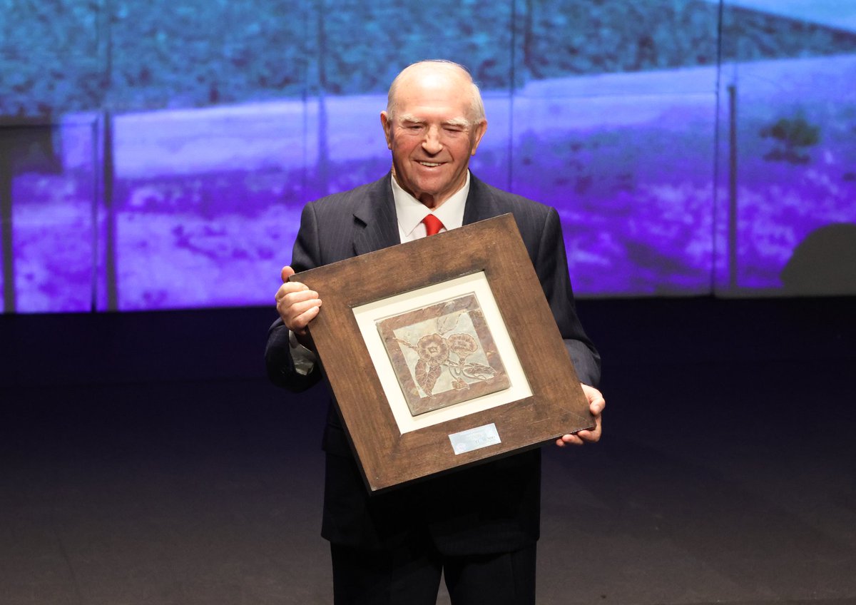 El portavoz <a href="/FFerreira_Dip/">Francisco Ferreira</a> y los diputados <a href="/luisjapot/">javier gomez</a> y Melchor Vaquero asisten a los premios La Posada de <a href="/DiarioCyLMundo/">Diario de Castilla y León</a> que premia los mejores proyectos agroalimentarios, gastronómicos y turísticos de CyL.

Jesús Yllera recibe el galardón a toda una vida.