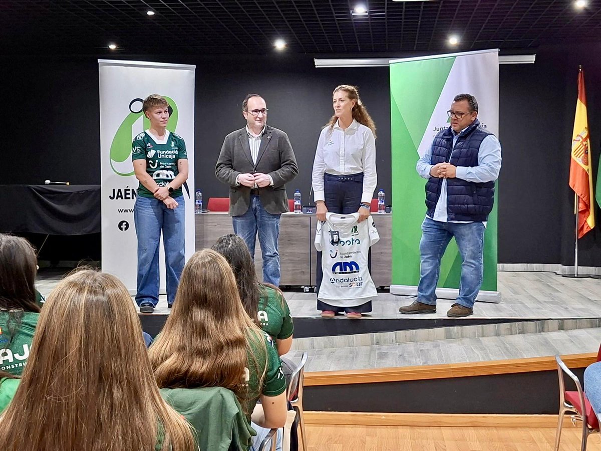El deporte es participación, es inclusión y es compromiso.

La directora general de Sistemas y Valores del Deporte, <a href="/mariolarus8/">Mariola Rus Rufino</a>, y el delegado de <a href="/DeporteAND/">Deportes Andalucía</a>, <a href="/ayalamendi/">Jose Ayala Mendieta</a>, destacan la labor y los valores Jaén Rugby, comprometidos con su equipo femenino y su equipo inclusivo.