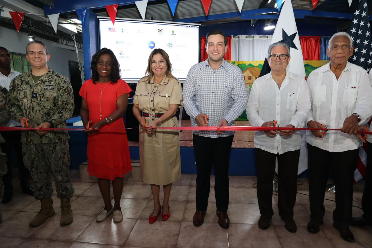 USAmbassadorPAN's tweet image. Hoy lanzamos la iniciativa #AguaEnTuAula, como parte de nuestra cooperación en seguridad ampliada bajo el presidente Trump y a través de @SOUTHCOM. 

Con 8 socios del sector privado y la colaboración de la primera dama Maricel de Mulino, el ministro de Salud Fernando Boyd y la…