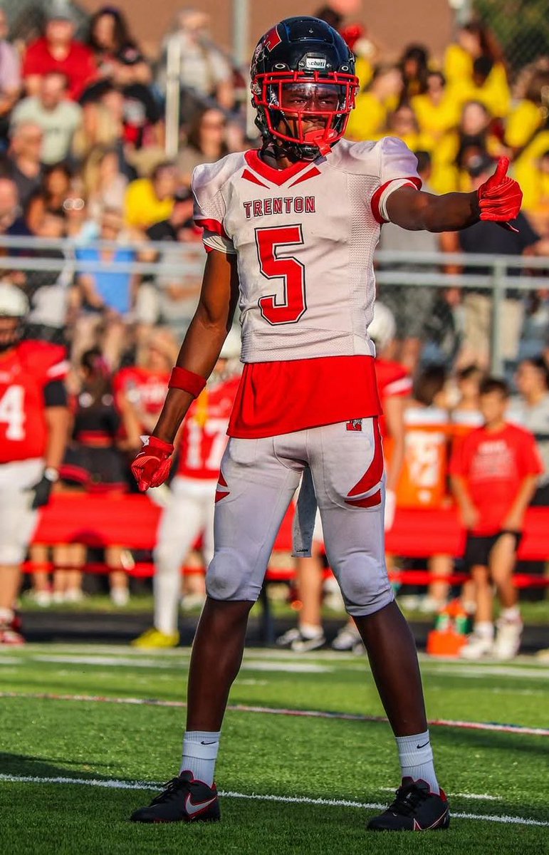 willhack33's tweet image. 6’3 explosive WR/DB
11 touchdowns 
1 interception 
40 tackles 
Deep threat and can take a slant to the house. 
Class of 2026
@AivayeIngram5