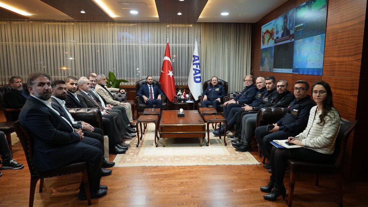 محافظ حلب يبحث تعزيز التعاون مع “آفاد” في أنقرة

بحث محافظ حلب، المهندس عزّام الغريب، مع المدير العام لمؤسسة الطوارئ والكوارث التركية «آفاد» علي حمزة بهلوان، سُبُل تعزيز التعاون الإنساني وتحسين جاهزية الاستجابة للطوارئ، وذلك خلال اجتماعٍ عُقد في العاصمة أنقرة.

وتناول اللقاء