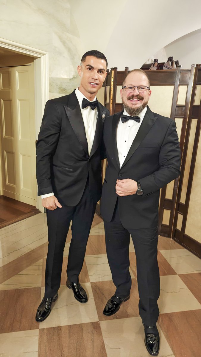 cristianoamon's tweet image. I finally had the opportunity to meet the other Cristiano. This is the photo of the two Cristianos, but one is a legend: &quot;O Comandante&quot; #CR7. @Cristiano, prazer muito grande em conhecê-lo!

@Qualcomm @Snapdragon