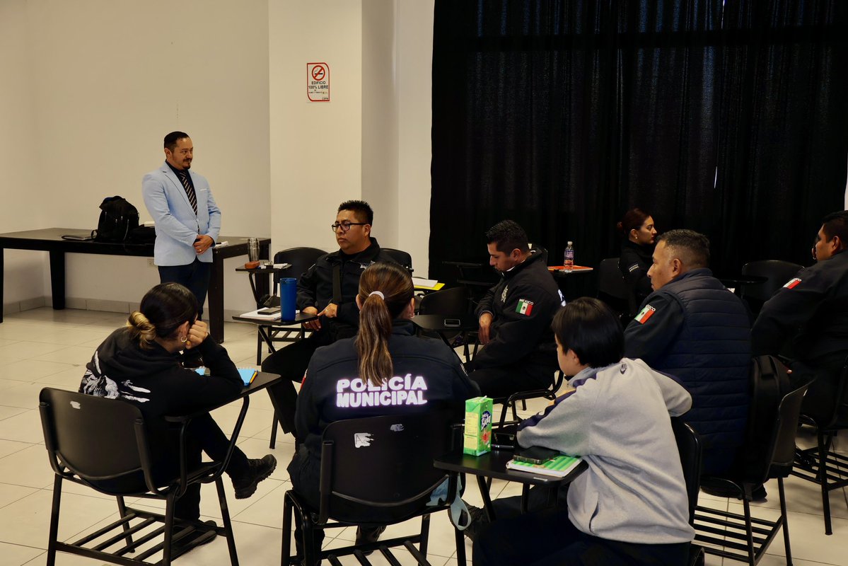 SSPPCSnAndresCH's tweet image. 👮🏻👮🏻‍♀️ Impartido por la Universidad de la Policía del Estado de Sinaloa, personal de la #SSPPC participó en el taller “Justicia Cívica”.

🕊️⚖️ Se reforzó el conocimientos de los principios de paz y legalidad para mantener entornos seguros, en #SanAndrésCholula.